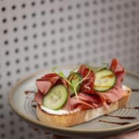 купить Тапас с копчёной говядиной Тапас с копчёной говядиной заказать доставку ROJO ресторан Алматы